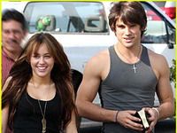 Miley Cyrus şi iubitul ei, Justin Gaston, merg duminica la biserică împreună cu familia!