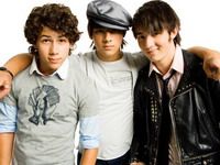 Băieţii de la Jonas Brothers au ales să rămână virgini până la căsătorie şi poartă inelele purităţii
