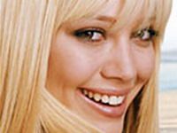 Hilary Duff deţine „Stuff by Hilary Duff”, un lanţ de haine, mobilă, accesorii deco şi bijuterii