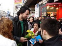 De 8 martie, DJ-ii ProFM, Denis Ştefan şi Mircea Solcanu au împărţit flori, ciocolată şi parfumuri!
