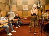 Loredana a lansat videoclipul piesei “Şatra în asfinţit” la Poveştiri de noapte