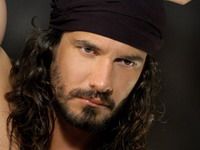 Mario Cimarro, Salvador Cerinza din „Trupul dorit”, interpretează un dublu rol în „La traición”