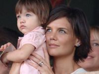 Katie Holmes a vrut să îşi mărească sânii după ce a născut-o pe Suri, însă Tom Cruise a zis NU