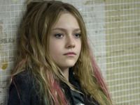 Dakota Fanning revine cu un look spectaculos în "Războiul minţii"!