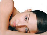 Ca să previi apariţia ridurilor, ai grijă de zona din jurul ochilor