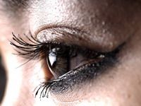Află cum să foloseşti mascara pentru a avea gene lungi şi seducătoare