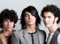 Jonas Brothers au lansat o colecţie de haine pentru adolescente!