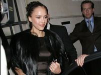 Jessica Alba, autoarea unei gafe vestimentare de proporţii la Paris Fashion Week!