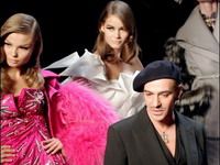 John Galliano a fost decorat cu Legiunea de Onoare a Franţei
