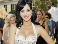 Katy Perry, interpreta hitului "I kissed a girl", vrea să se lanseze în modă