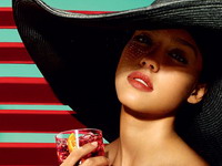 Proaspăta mămică Jessica Alba, sexy pentru noul calendar Campari!