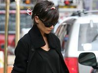 Surpriză: Katie Holmes impune în modă jeanşii largi! - GALERIE FOTO!