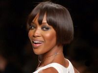 Naomi Campbell apare pe coperta broşurii Manifesto şi îşi lansează o colecţie vestimentară