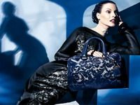 Prada lansează o colecţie de poşete cu aplicaţii din dantelă