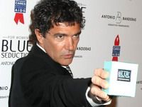 Antonio Banderas a lansat un parfum pentru femei: Blue Seduction