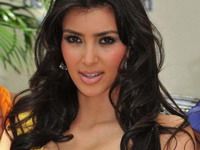Surpriză! Kim Kardashian îşi lansează şi ea un parfum!