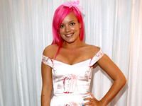 O nouă modă pentru adolescente: părul fuchsia, la fel ca al cântăreţei Lily Allen