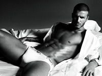 David Beckham din nou în slip pentru Emporio Armani