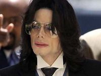 Mult controversatul Michael Jackson îşi creează propria linie de haine