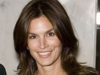 Cindy Crawford regretă că nu a avut o tinereţe aventuroasă