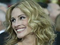 Julia Roberts a creat o brăţară pentru Armani, care va fi vândută în scop caritabil