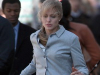 Angelina Jolie bea lichide din două în două ore ca să slăbească zece kilograme