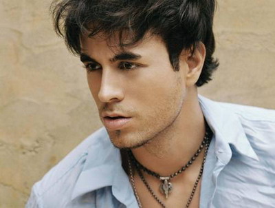 Enrique Iglesias alearga cu cei doi caini ai sai pe plaja ca sa isi pastreze un tonus bun!
