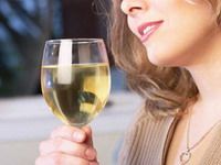 Dieteticienii avertizează: anumite băuturi măresc pofta de mâncare!