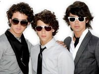 Băieţii din trupa Jonas Brothers promovează fitnessul pentru copii şi adolescenţi