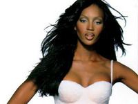 Naomi Campbell: “Nu ţin dietă. Uneori mai beau şi fumez. Muncesc foarte mult şi merit fiecare cent!”