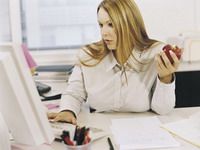 Gata cu gustările nocive de la serviciu! Învaţă să mănânci sănătos şi atunci când lucrezi