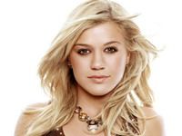Cântăreaţa Kelly Clarkson bea cinci litri de apă vitaminizată pe zi!