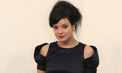 Lily Allen susţine că nu ar fi reuşit să slăbească fără ajutorul hipnozei