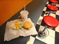 Mediafax: Alimentaţia tip fast food afectează ficatul, dar creşte nivelul de colesterol "bun"