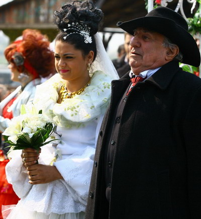 Nunta lui Manole Potcovaru s-a lasat cu paranghelie in satra! - GALERIE FOTO!