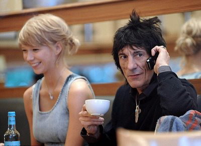 Ronnie Wood vrea sa faca publice poze nud cu iubita sa! Tu te-ai lasa fotografiata nud de iubitul tau?