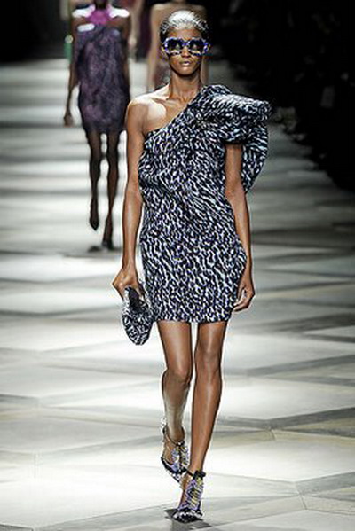 Rochia albastra cu imprimeu leopard de la Lanvin, preferata vedetelor!