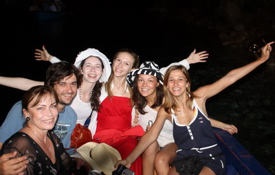 Adela Popescu, Dana Rogoz, Alina Grigore, Bogdan Albulescu, Dana Dembinski si Ioana Scarlatescu au fost in gasca in Grecia!