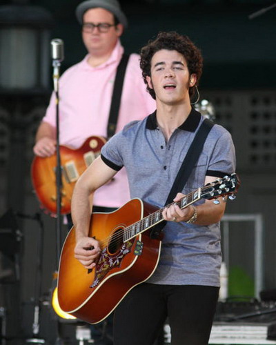 Kevin Jonas s-a logodit cu iubita lui, Danielle!