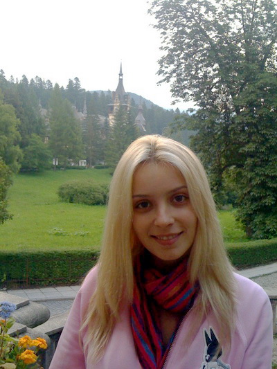 Diana Dumitrescu a intrat in atmosfera de epoca in vizita la palatul Peles
