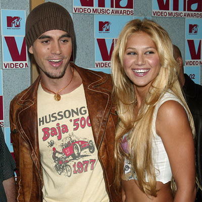 Enrique Iglesias si Anna Kournikova s-au logodit oficial! Cel putin, asa atesta inelul cu diamant pe care il poarta Anna in public!