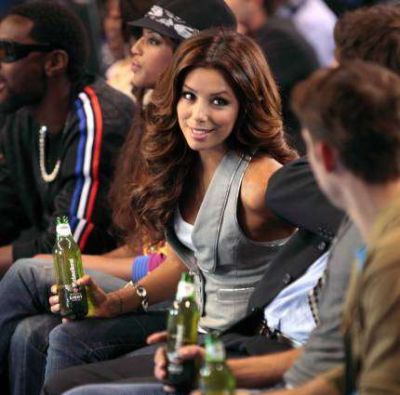Eva Longoria ilustreaza perfect legatura dintre sport, bere si femei frumoase!