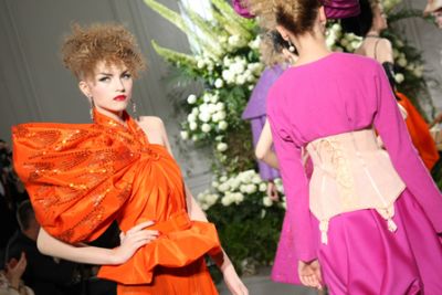 Roz, galben si portocaliu - vedetele colectiei haute couture Christian Dior pentru toamna-iarna 2009/2010!