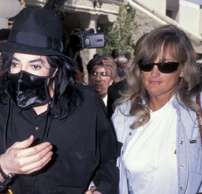 Debbie Rowe, ex-sotia lui Michael Jackson, nu renunta la custodia copiilor!