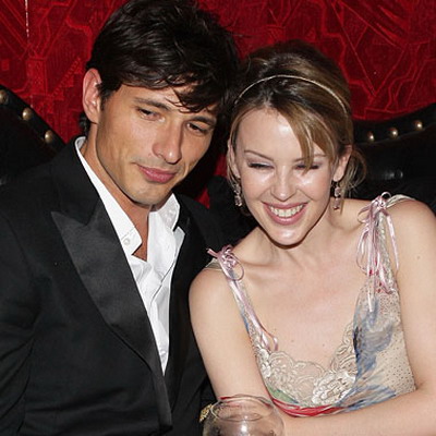 Kylie Minogue si-a plesnit iubitul intr-un bar!