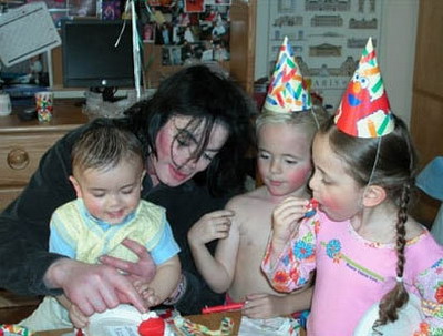 Cel mai mic baiat al lui Michael Jackson crede ca tatal lui e in vacanta!