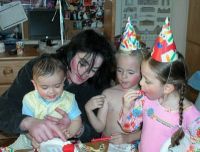 Cel mai mic baiat al lui Michael Jackson crede ca tatal lui e in vacanta!
