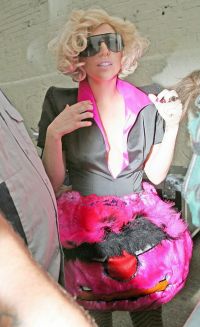 Lady GaGa afiseaza un nou look, inspirat din "The Muppets Show"!