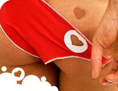 O noua fita pe plaja: bikini cu tatuaj in forma de inimioara!