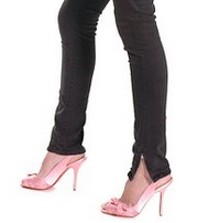 Trend alert: Se poarta jeansii stramti, cu fermoar pe picior!